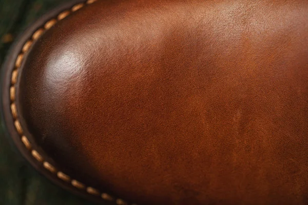 Het patroon van de achtergrond van leder. Lederen schoen close-up met gestikte tong. Modieuze vrijetijdskleding — Stockfoto