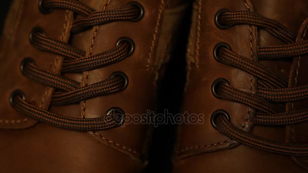 Tkaničky blízko, kožené boty — Stock video