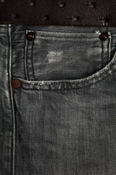 Černé džíny s kožený pás detail. Pocket textur denimu — Stock fotografie