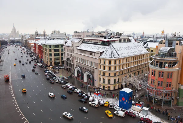 MOSCOW, RUSSIA - JAN 04, 2017: Moscow, city center, car traffic on the street Theatre way, Lubyanskaya square, The Hotel "Nikolskaya". — Stock Photo, Image