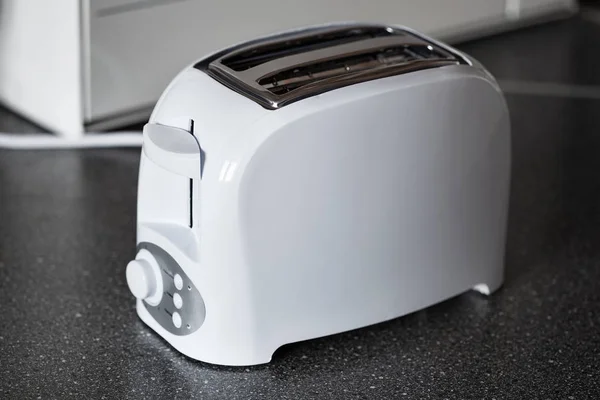 Білий тостер на кухонному столі — стокове фото