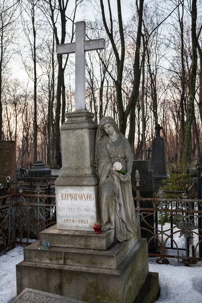 MOSCOW, RUSSIA - MAR 8, 2017: Cemitério alemão (cemitério Vvedenskoye) é um cemitério histórico no distrito de Moscou de Lefortovo. O cemitério foi fundado em 1771 durante a epidemia de peste . — Fotografia de Stock