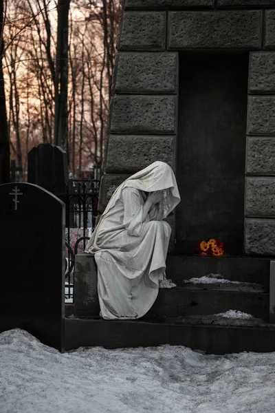 Moskva, Rusko - 8. březen 2017: Německé cemetery(Vvedenskoye cemetery) je historický hřbitov v moskevské čtvrti Lefortovo — Stock fotografie