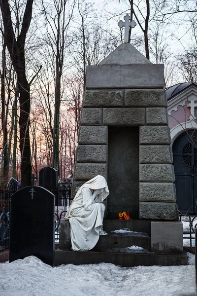 MOSCOW, RUSSIA - MAR 8, 2017: Cemitério alemão (cemitério Vvedenskoye) é um cemitério histórico no distrito de Moscou de Lefortovo. O cemitério foi fundado em 1771. — Fotografia de Stock