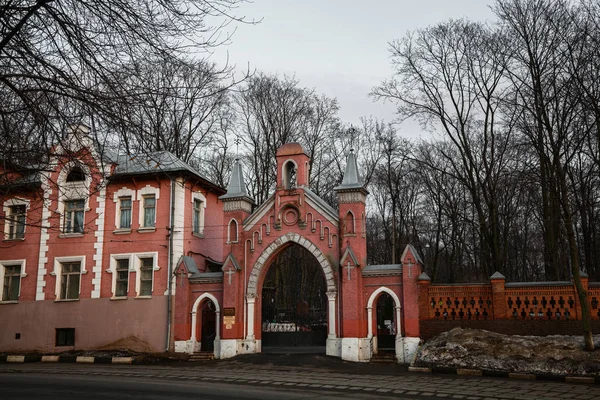 Moszkva, Oroszország - 2017. március 8.: A német cemetery(Vvedenskoye cemetery) egy történelmi temetőben Moscow district Lefortovo, központi bejárat a temető területén 1771.The-ben — Stock Fotó
