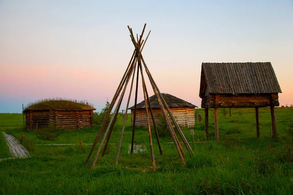 Dugouts, semi-dugouts, cabana, habitações dos povos do Norte da Rússia . — Fotografia de Stock