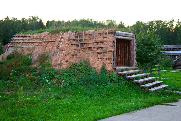 Karamo - a forma mais antiga de escavações. Casa de inverno na zona de taiga da Rússia o povo dos Selkups . — Fotografia de Stock