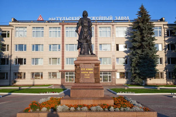 Tula, Rússia - 6 de agosto de 2016: planta de armas Tula e o monumento a Pedro, o grande — Fotografia de Stock