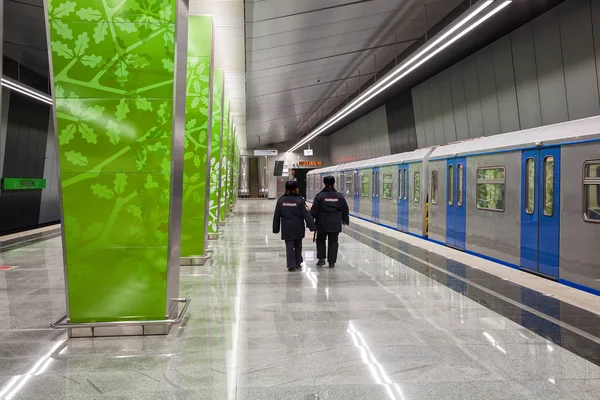 MOSCOW, RUSSIA - MAR 18, 2017: Nova estação de metro linha "Ramenki" Kalininsko-Solntsevskaya. Data de abertura 16 de março de 2017. Os policiais estão de plantão na plataforma da delegacia — Fotografia de Stock
