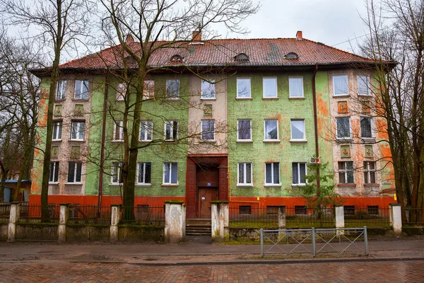 KALINININGRAD, RUSIA - 20 MAR 2017: Un antiguo edificio residencial, la construcción alemana en la calle Dmitry Donskoy —  Fotos de Stock