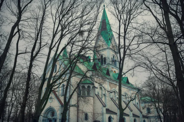 루이자 여왕에 대한 키치의 기억 - 이 도시의 매력중 하나 인 칼리닌그라드에 있는 역사적 인 건물. 이 교회는 프로이센의 루이즈 여왕을 기리기 위해 세워졌다. 과거의 루터교 에서 — 스톡 사진