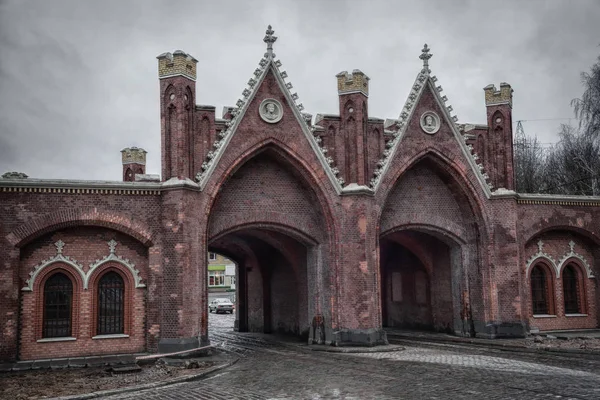La puerta de Brandenburgo en Kaliningrado, Rusia. La puerta de Brandeburgo es la única puerta de Kaliningrado todavía en uso hoy en día. La puerta de Brandeburgo fue construida en Knigsberg en 1657 —  Fotos de Stock