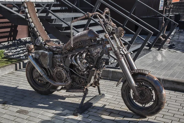 ZELENOGRADSK (KALININGRAD REGION), RUSSIA - MAR 21, 2017: decorative motorcycle, handcrafted made of metal near the entrance to the restaurant in the city centre — Stock Photo, Image