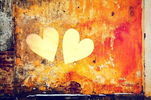 Symbole der Liebe - Herzen auf Grunge-Hintergrund. Mehrfachbelichtung von Herzen und alter Betonmauer. kreativer künstlerischer Hintergrund — Stockfoto
