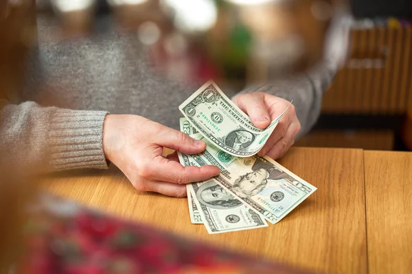 Man telt dollar biljetten. Deel van het lichaam - handen met geld — Stockfoto