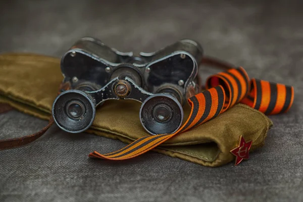 Jumelles militaires, casquette de soldat, ruban George. Nature morte pour le Jour de la Victoire - 9 mai — Photo