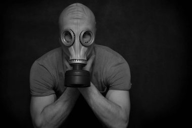 Siyah bir zemin üzerine Gaz Maskeli adam. Kavramsal fotoğraf, siyah ve beyaz fotoğraf. Metin için boş alan