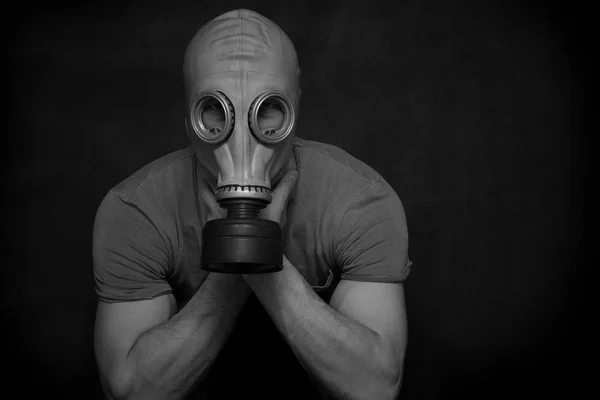 Ο άνθρωπος σε μια μάσκα αερίων σε μαύρο φόντο. Εννοιολογική φωτογραφία, μαύρο και άσπρο φωτογραφία. Ελεύθερο χώρο για το κείμενο — Φωτογραφία Αρχείου