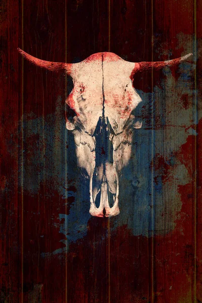 Teschio creativo di un toro su uno sfondo di legno. Teschio con le corna insanguinate. Fotografia creativa con doppio effetto di esposizione — Foto Stock