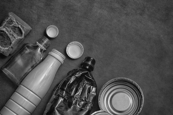 Gospodarstw domowych odpadów - plastikowe butelki, puszki, butelki szklane, gąbki do mycia naczyń — Zdjęcie stockowe