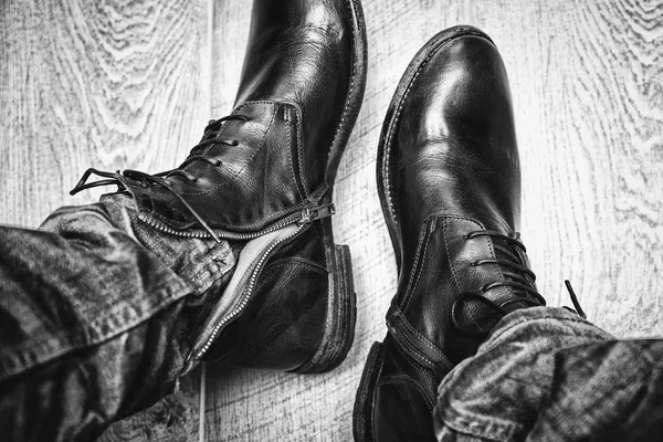 Zapatos de cuero para hombre close-up, jeans . — Foto de Stock