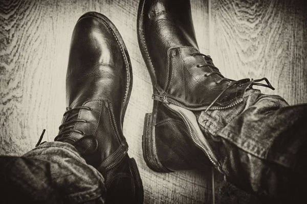 Calçar Sapatos Perto Jeans Roupas Modernas Cotidianas — Fotografia de Stock