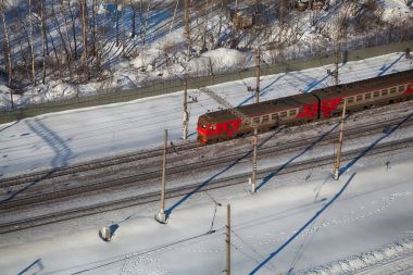 Tren demiryolu ile kışın gider.