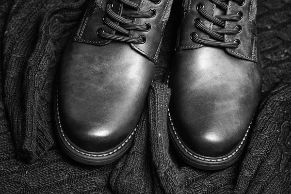 Μπότες και ένα πουλόβερ. Υψηλή δερμάτινα παπούτσια — Φωτογραφία Αρχείου