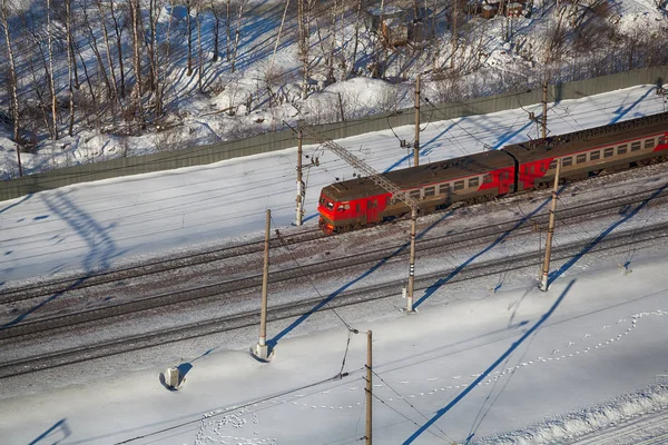 Tren va en tren en invierno Imagen de stock