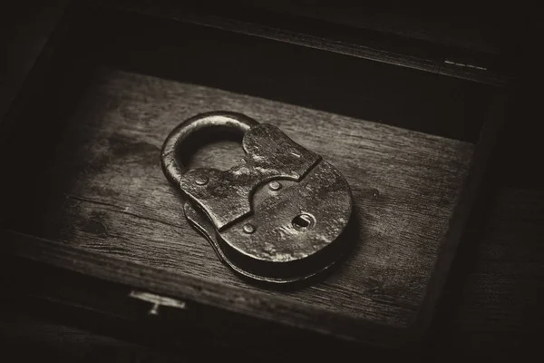 Lucchetto in metallo vintage su una superficie in legno. Stile vintage — Foto Stock
