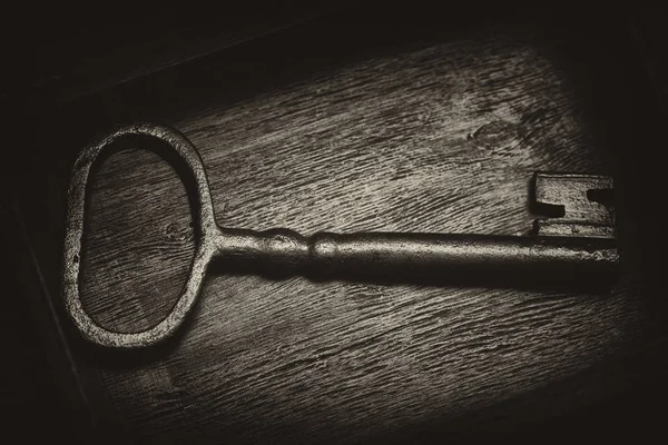 Vintage metalowy klucz na powierzchni drewnianych. Styl Vintage — Zdjęcie stockowe