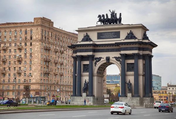 MOSCÚ, RUSIA - 01 DE MAYO DE 2017: Arco triunfal en la avenida Kutuzov —  Fotos de Stock