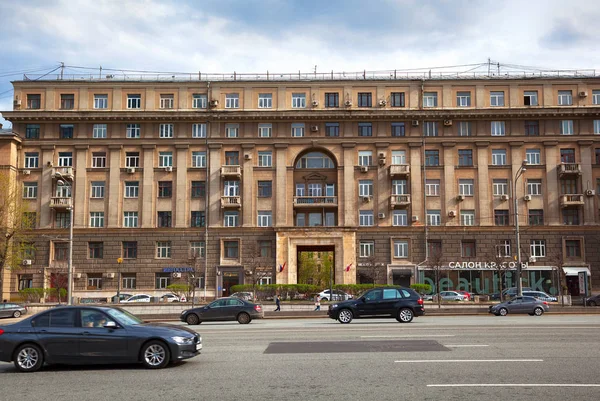 Moskva, Ryssland - 01 maj 2017: Fordonet på Kutuzovsky Prospekt, en gammal historisk arkitektur — Stockfoto