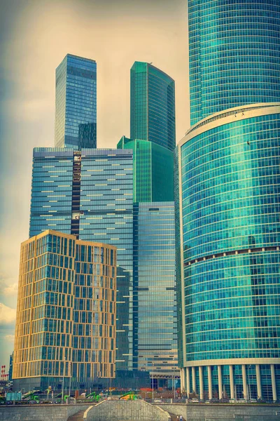 Wolkenkrabbers in het zakelijke deel van de stad. Moderne wolkenkrabbers van glas en beton — Stockfoto