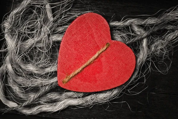 Drewniane serce tło dekoracyjne. Miłość i romans. Walentynki — Zdjęcie stockowe