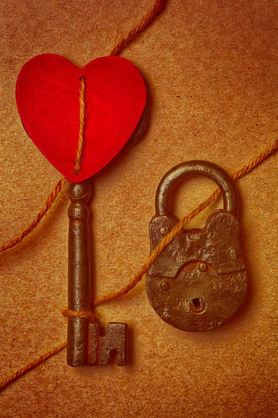Klucz, blokady i czerwone serce. Koncepcyjnych fotografii na Walentynki — Zdjęcie stockowe