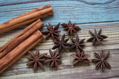 Tarçın ve anasonu vintage ahşap zemin üzerine