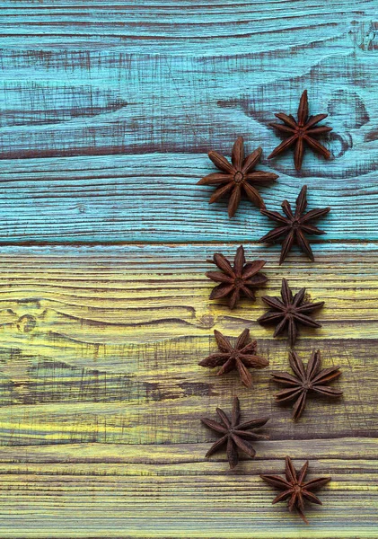 Étoile anis sur fond de bois coloré — Photo