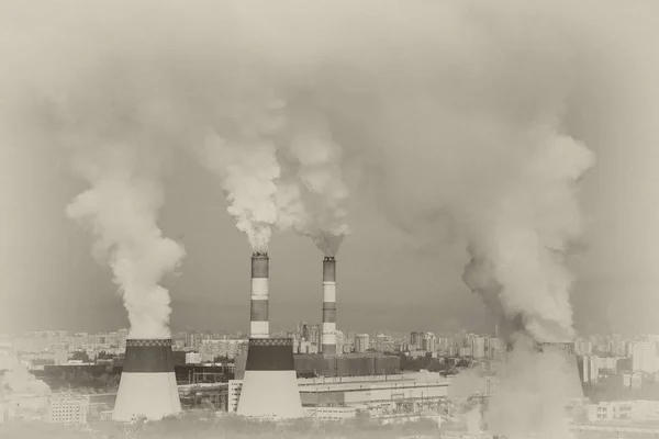 Der beißende, dicke industrielle Rauch. Pfeifenrauch. atmosphärische Emissionen — Stockfoto