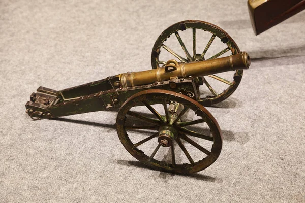 La disposición de los viejos cañones disparando balas de cañón — Foto de Stock