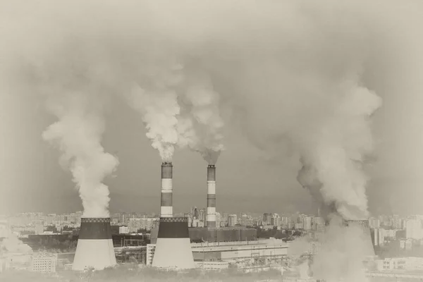 El humo industrial espeso y acre. humo de pipa. emisión atmosférica Fotos de stock libres de derechos