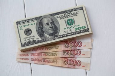 ABD Doları faturaları ve Rus ruble. Bir yüz dolarlık banknot ve beş bin ruble
