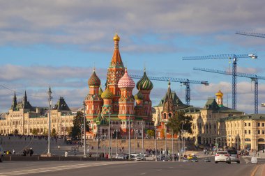 Moskova, Rusya - Eylül 26, 2017: Cathedral, Aziz Basil mübarek sakız arka plan üzerinde kırmızı meydanında