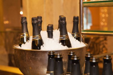 Moskova, Rusya - Eylül 26, 2017: Buz damarı içinde bir şişe şampanya soğutmalı. Şampanya Abrau Durso.