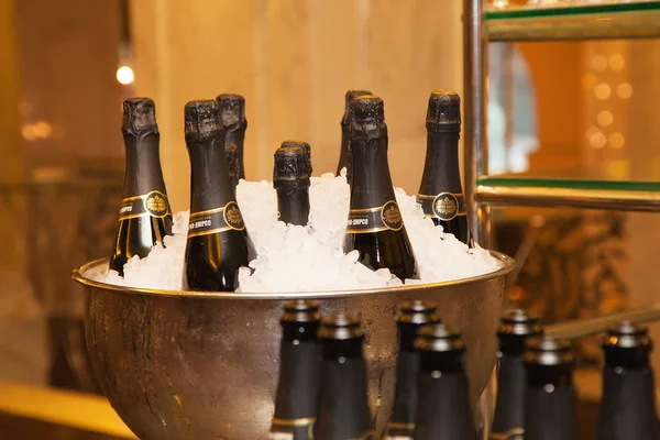 Moskova, Rusya - Eylül 26, 2017: Buz damarı içinde bir şişe şampanya soğutmalı. Şampanya Abrau Durso.