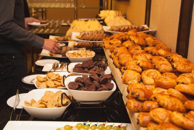 Çeşitli tatlılar ve Self-Servis şölende fırın ürünleri