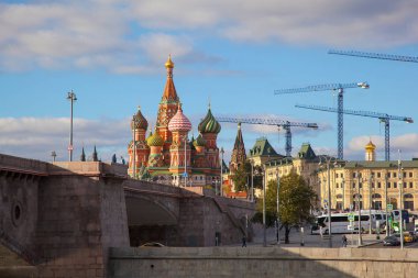 Moskova, Rusya - Eylül 26, 2017: Büyük Moskvoretsky köprü, nehir Moskova. Aziz Basil Katedrali
