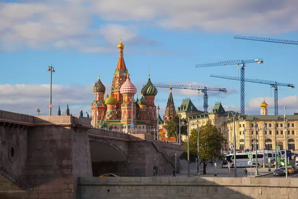 Moskova, Rusya - Eylül 26, 2017: Büyük Moskvoretsky köprü, nehir Moskova. Aziz Basil Katedrali