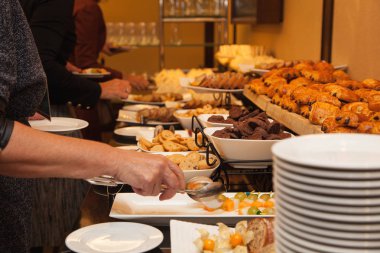 Partide insanlar tatlılar ve kek ye. Aperatifler her türlü. Kahve molası ile tatlı aperatifler - kek, kurabiye, cheesecakes, kekler