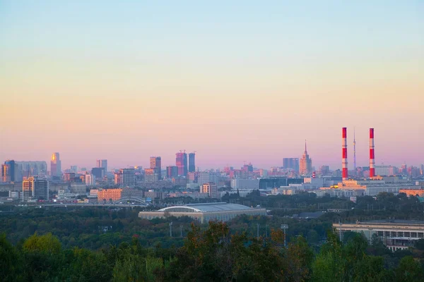 Vista de Moscou ao pôr-do-sol. a paisagem urbana — Fotografia de Stock